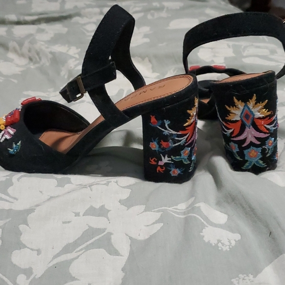Unique embroidered heels - Picture 3 of 4